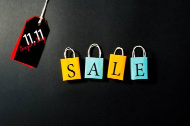 Fiyat etiketli alışveriş çantası, yıl sonu indirimi, 11.11 bekarlar günü satış konsepti.