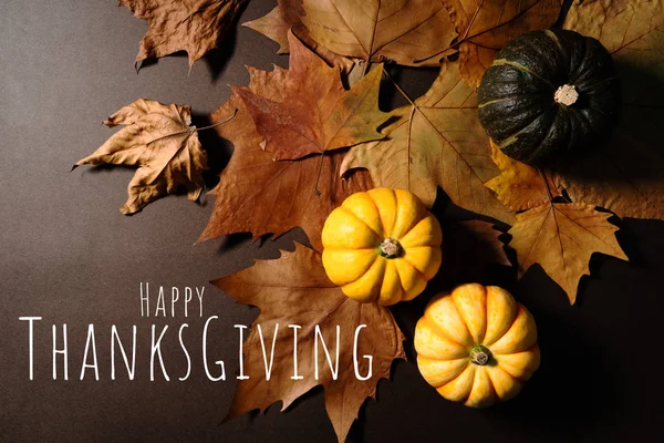 Happy Thanksgiving Day mit Kürbis und Ahornblättern — Stockfoto