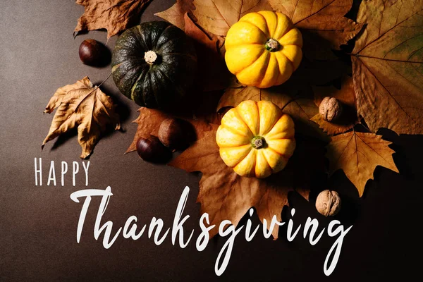 Happy Thanksgiving Day mit Kürbis und Ahornblättern — Stockfoto