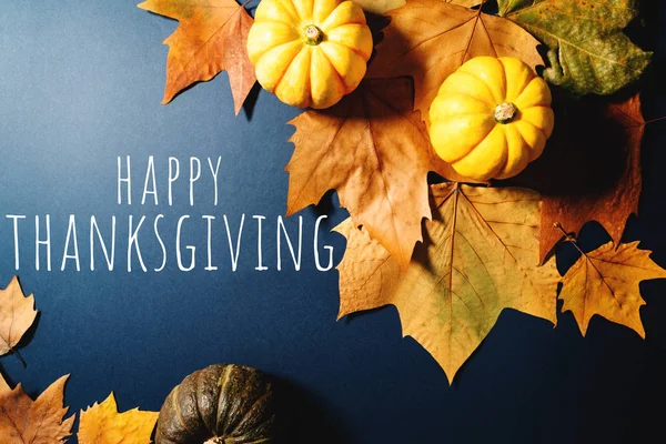 Feliz Día de Acción de Gracias con hojas de arce y calabaza sobre fondo azul —  Fotos de Stock