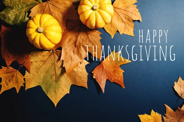 Happy Thanksgiving Day mit Ahornblättern und Kürbis auf blauem Hintergrund — Stockfoto