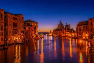 Venedik 'te Santa Maria della Selamlar Kanal Grande gece çekimi