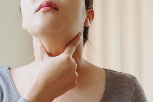 Женщины Тестом Щитовидной Железы Эндокринология Гормоны Лечение Воспаление Горла — стоковое фото