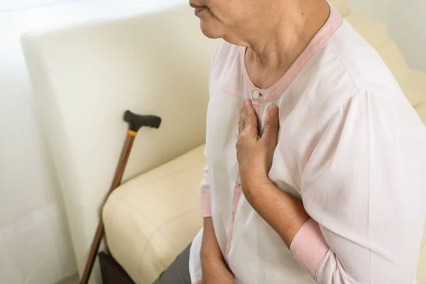 Infarto Miocardio Anciana Sosteniendo Pecho Cama Problema Salud Del Concepto — Foto de Stock