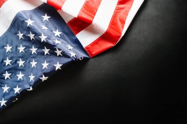 Siyah arkaplanda Amerikan bayrağı, yıldızlar ve çizgiler yakın plan