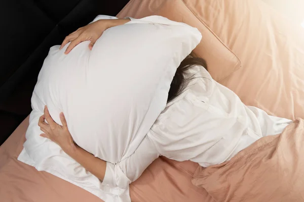 Slaperige Vrouw Verstopt Zich Onder Het Kussen Haat Wakker Worden — Stockfoto