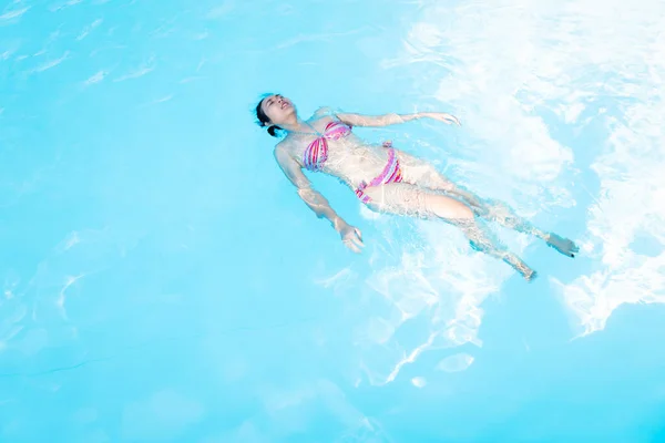 美しいアジアの女性はプールで泳ぐのを楽しむ — ストック写真
