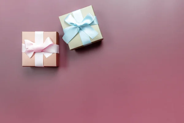 两个粉红背景礼品盒 — 图库照片