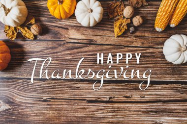 Tahta masadaki kabak ve fındıklı Şükran Günü 'n kutlu olsun.