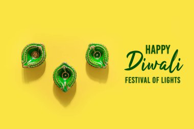 Mutlu Diwaliler - Dipavali sırasında Clay Diya lambaları yandı, Hindu ışık festivali kutlaması. Renkli geleneksel gaz lambası diya