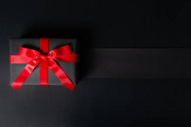 Kara Cuma indirimi, online alışveriş için kara hediye kutusu.