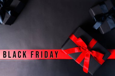 Kara Cuma indirimi, online alışveriş için kara hediye kutusu.