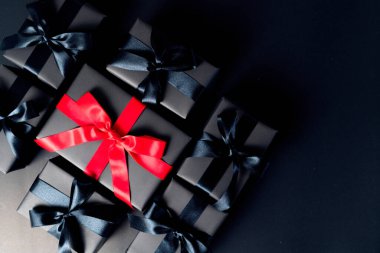 Kara Cuma indirimi, online alışveriş için kara hediye kutusu.