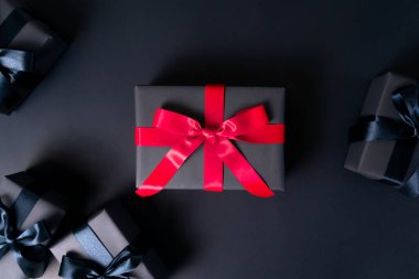 Kara Cuma indirimi, online alışveriş için kara hediye kutusu.