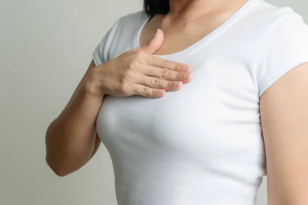 Mão Mulher Tocando Peito Para Apoiar Causa Câncer Mama Conceito — Fotografia de Stock