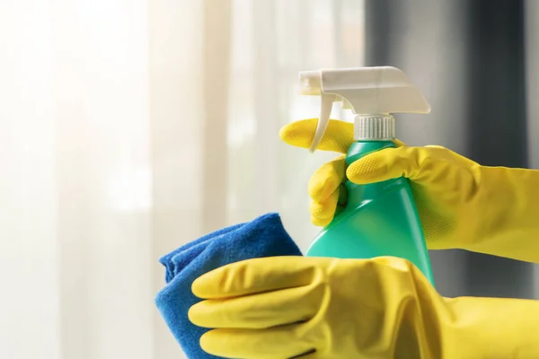 Sprzątanie Domu Sprayem Oczyszczającym Alkohol Powstrzymanie Rozprzestrzeniania Się Koronawirusu — Zdjęcie stockowe