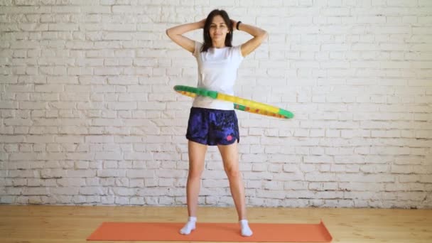 Chica convierte el aro en el entrenamiento . — Vídeos de Stock