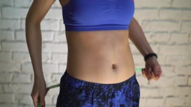 Yakın çekim egzersiz yaptıktan sonra teyp ile vücudu zinde sporcumuz ölçüm boyutları görüntüleyin. Kilo kaybetmek kavramı