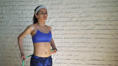 Yakın çekim egzersiz yaptıktan sonra teyp ile vücudu zinde sporcumuz ölçüm boyutları görüntüleyin. Kilo kaybetmek kavramı