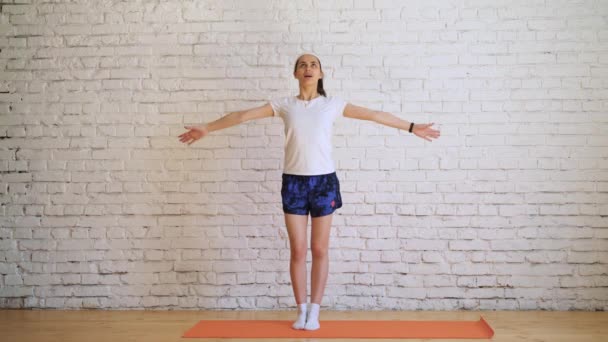 Schöne junge Mädchen machen Übungen zu Hause — Stockvideo