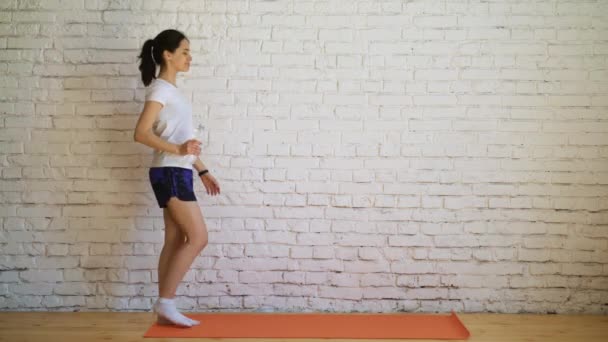 Menina bonita fazendo exercícios em casa — Vídeo de Stock