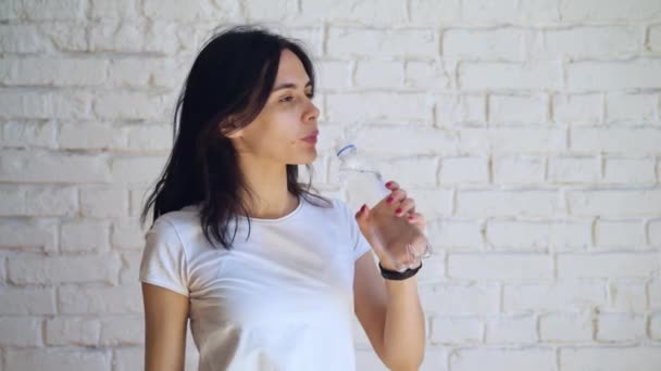 Mujer rubia bebiendo agua después del entrenamiento . — Vídeos de Stock