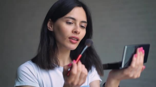 Krásu dospívající dívka použití řasenky make upu a obdivování sebe v zrcadle. Krásná studentka při pohledu do zrcadla doma a make up. — Stock video