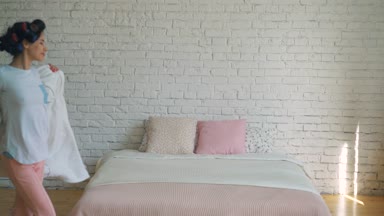 Kız curlers ve bornoz dans