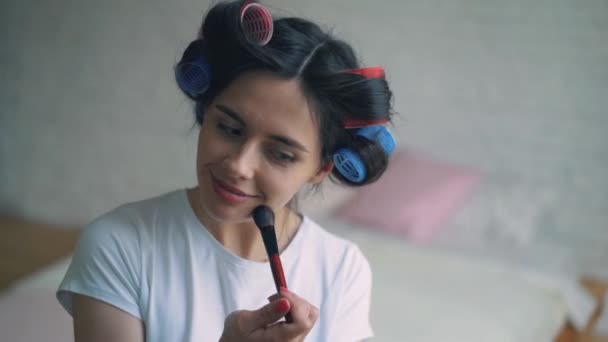 Beauty tienermeisje toepassen mascara make-up en zichzelf in de spiegel bewonderen. Mooie student meisje in de spiegel thuis kijken en toepassen van make up. — Stockvideo