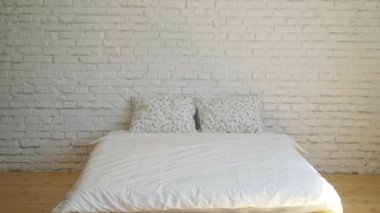 Genç kız işten sonra yorgundu. Yatağa düştü. Yumuşak yatak. Uyu