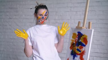 Genç kadın sanatçı önlük resim resim tuval sanat Studio in