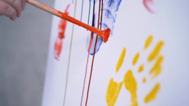 Close-Up ressam bir vuruş yapıyor