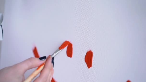 Una sonrisa feliz en un estilo infantil, una artista niña pintó una sonrisa en un lienzo blanco — Vídeos de Stock