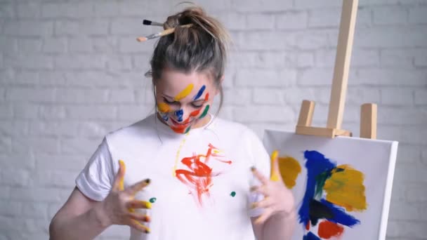 Cubierto de pintura chica feliz dibuja — Vídeo de stock