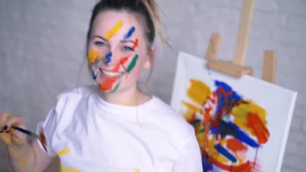 Mit Farbe überzogen glückliches Mädchen zeichnet — Stockvideo