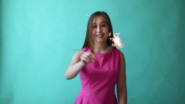 Maytap ile tutan güzel bir kadının yakın çekim. Ön plan, maytap üzerinde odaklanmak.