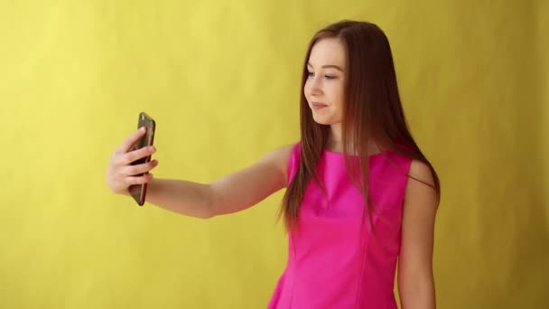 Νέοι Όμορφη Κυρία Στέκεται Απομονωμένο Κίτρινο Φόντο Ενώ Κάνει Selfie — Αρχείο Βίντεο