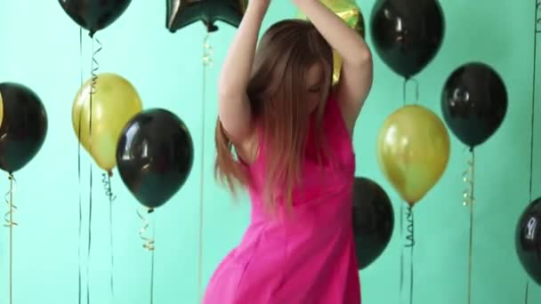 Молодая привлекательная взрослая девушка в элегантном розовом платье на голубом фоне — стоковое видео