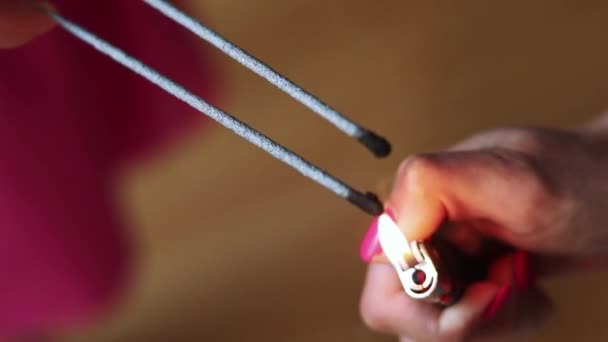 Primo piano di una bella donna che tiene con Sparkler. Concentrati sul primo piano, sul riflettore . — Video Stock