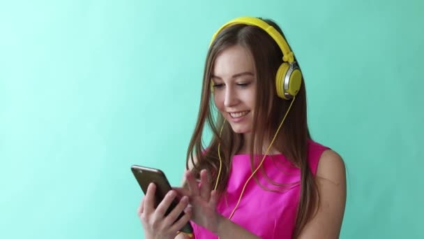 Jeune jolie fille écoute musique et danses, studio — Video