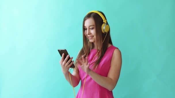 Jovem menina bonita ouve música e danças, estúdio — Vídeo de Stock