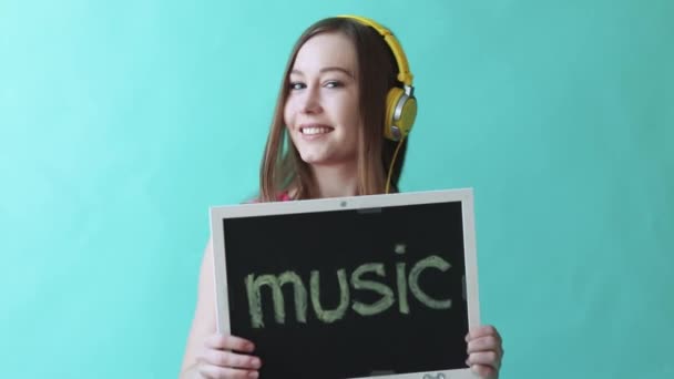 Mladá krásná dívka poslouchá hudbu a tance, studio — Stock video