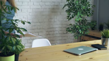 laptop ile masada oturan genç güzel iş kadın.