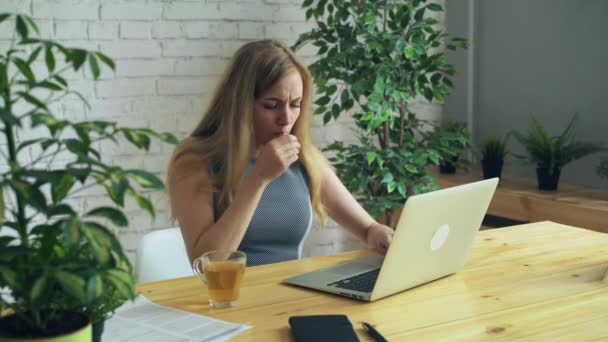 Mulher está doente no trabalho, bebendo remédio frio . — Vídeo de Stock