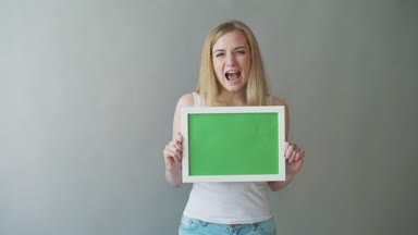 çekici bir kadın greenkey boşaltmak Puan izleme ile gösterir.