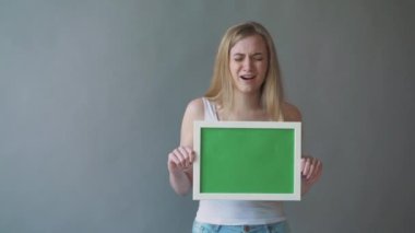 çekici bir kadın greenkey boşaltmak Puan izleme ile gösterir.