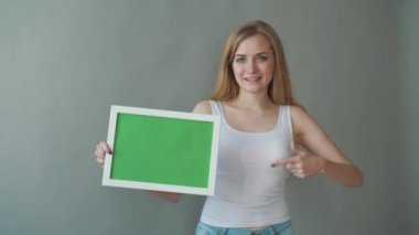 çekici bir kadın greenkey boşaltmak Puan izleme ile gösterir.