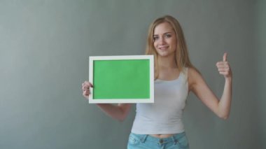 çekici bir kadın greenkey boşaltmak Puan izleme ile gösterir.