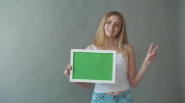 çekici bir kadın greenkey boşaltmak Puan izleme ile gösterir.