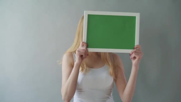 Attraktive Frau zeigt grünen Copyspace mit Tracking-Punkten. — Stockvideo
